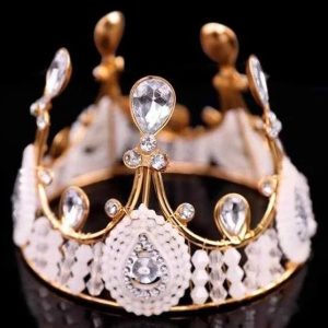 arany fehér színű tortadekorációs korona